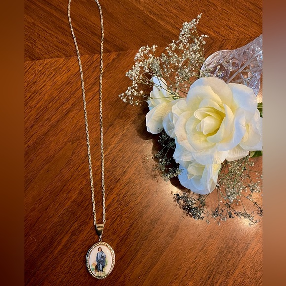 Vintage Porcelain ‘Blue Boy’ brass Locket Pendant with Chain - Picture 9 of 9